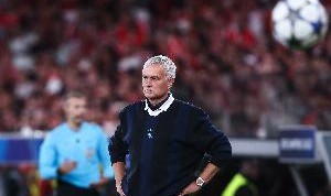 开云-下课导火索？土媒：穆帅赛前未和费内巴切主席握手，批评高层工作