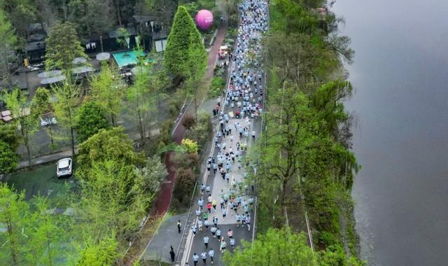开云中国-成都：一场“小村跑”，一篇“大文章”