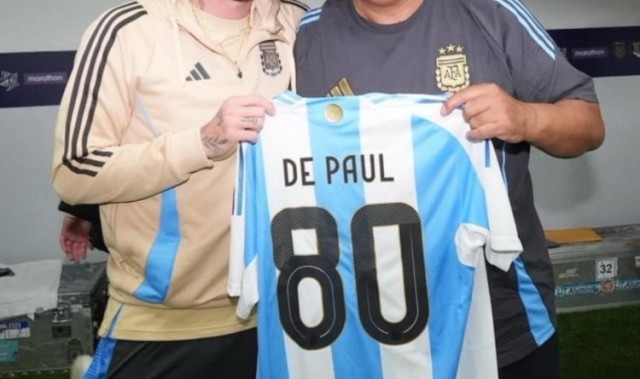 斩获4冠！德保罗为阿根廷出战80场比赛，获赠纪念球衣