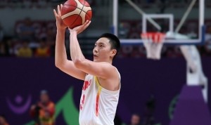 开云官网-超级高水平！胡明轩上半场5中4砍并列最高15分 危难之际连进三分