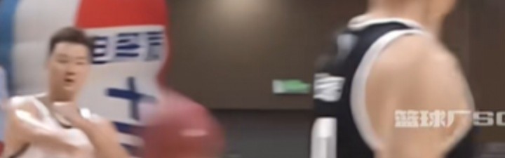 前中国男篮球员孟铎打野球将球砸向张照洋险引冲突 现已向其道歉