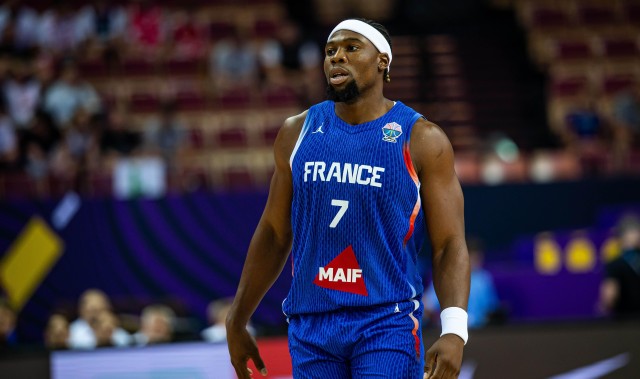 开云下载-稳定发挥！亚布塞莱5中2&amp;amp;三分3中1拿到6分7篮板2助攻2抢断