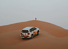 开云APP-你也不会亚洲蹲？詹姆斯认真观摩国青小将训练